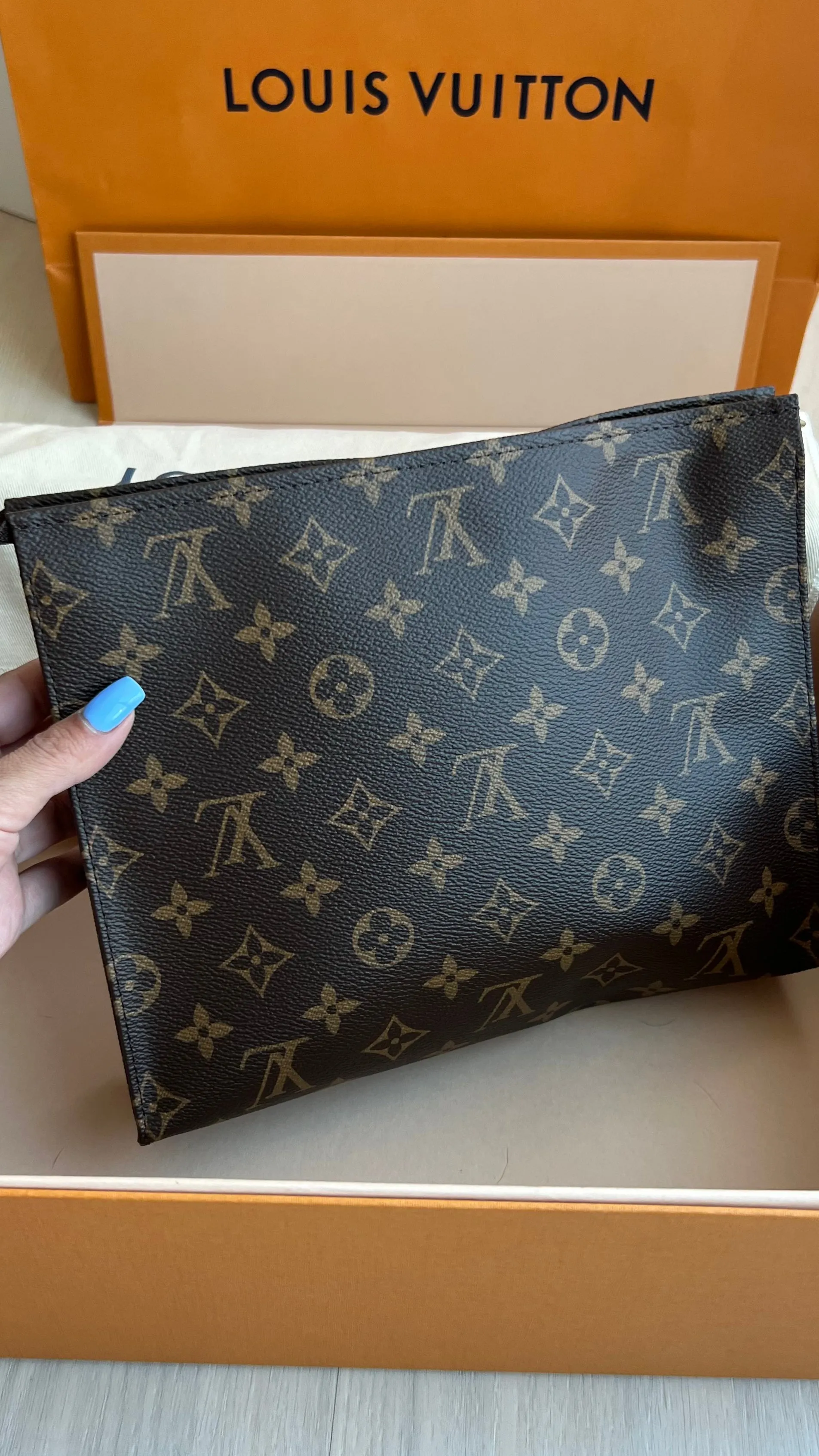 Louis Vuitton Toiletry 26